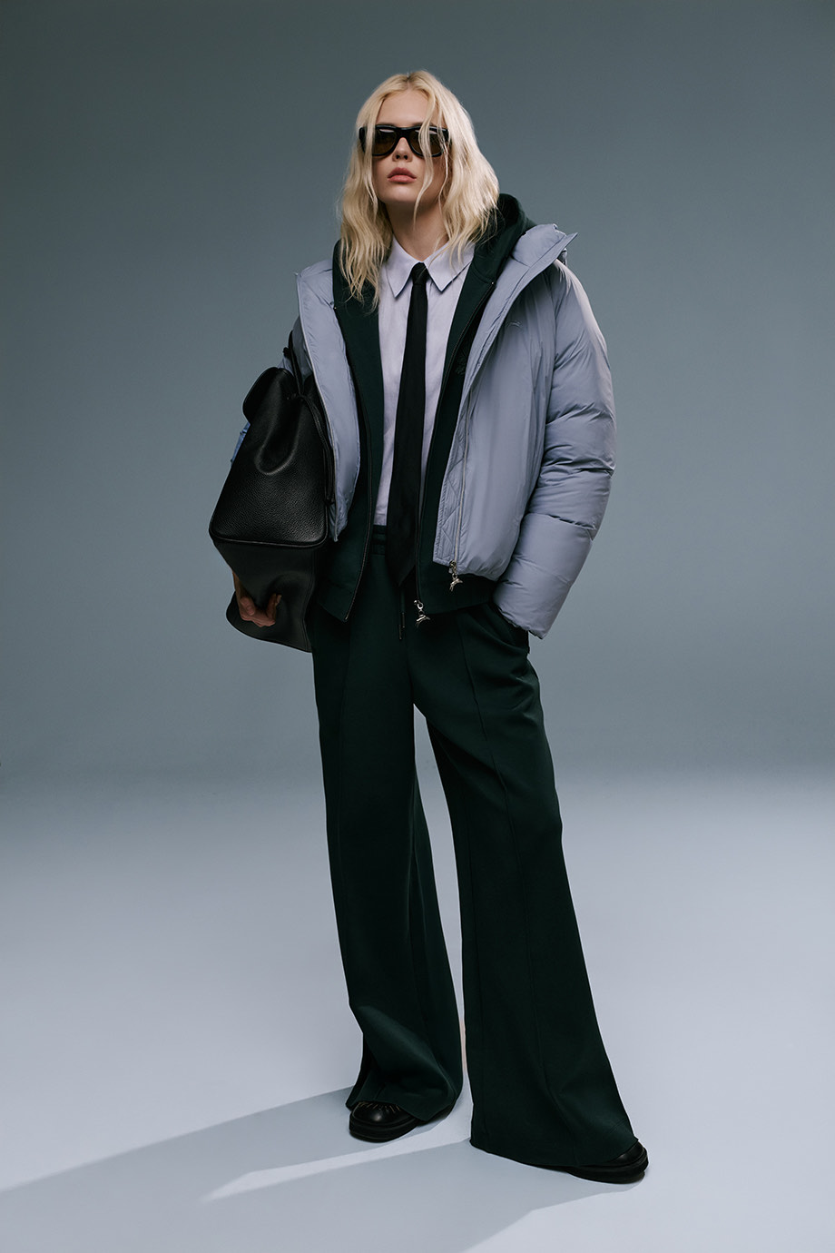 Светло-серый пуховик и тёмно-зелёный костюм — лукбук FW26